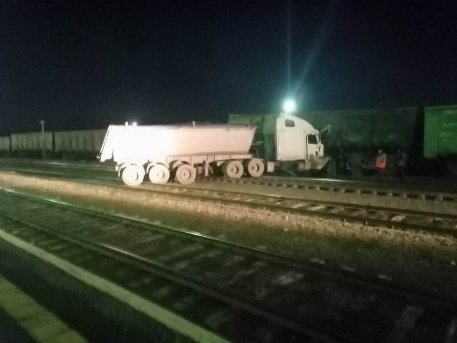 В Свердловской области тягач с отказавшими тормозами выехал на пути и протаранил поезд