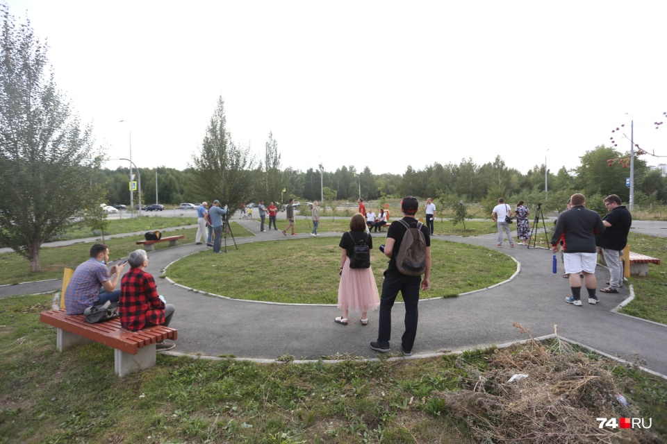 Такой обстановка в месте проведения собрания была к 19:00 — на этот час была назначена встреча. В течение часа люди ещё немного подтянулись Такой обстановка в месте проведения собрания была к 19:00 — на этот час была назначена встреча. В течение часа люди ещё немного подтянулись