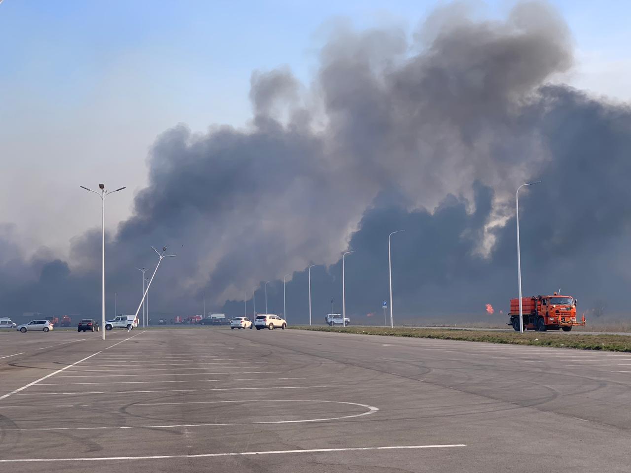 Новости ростова пожар. Пожар в Ростове вчера. Пожар в Ростове левый берег. Пожар Ростов-на-Дону сейчас. Пожар на левом берегу Дона.