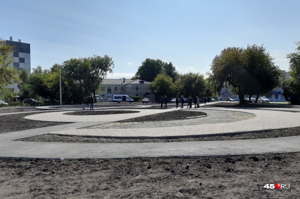В Кургане неподалёку от торгового центра «Пушкинский» обустраивают небольшой сквер В Кургане неподалёку от торгового центра «Пушкинский» обустраивают небольшой сквер 