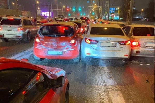 Причиной затора стала авария с участием пяти машин Причиной затора стала авария с участием пяти машин
