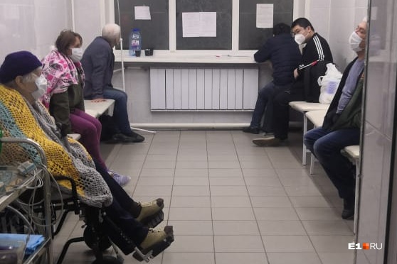Людей привозят на КТ в автобусах, а возвращаться им часто приходится самим Людей привозят на КТ в автобусах, а возвращаться им часто приходится самим
