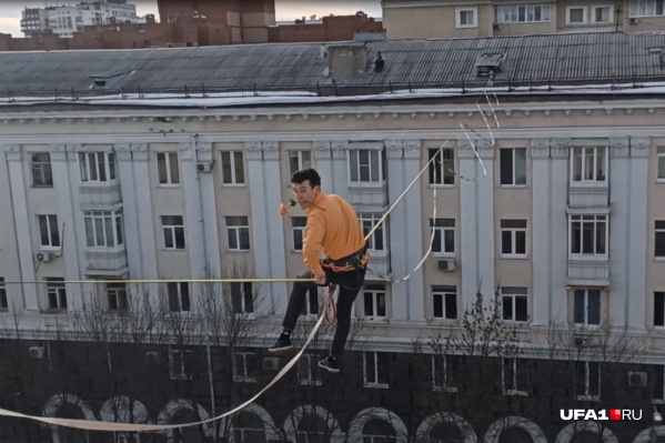Сергей прошел над тротуарами и проезжей частью с розой в зубах. Цветок он кинул вниз, когда оказался на другой стороне улицы Ленина Сергей прошел над тротуарами и проезжей частью с розой в зубах. Цветок он кинул вниз, когда оказался на другой стороне улицы Ленина