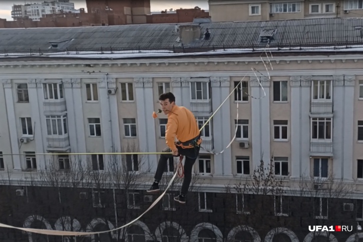 Сергей прошел над тротуарами и проезжей частью с розой в зубах. Цветок он кинул вниз, когда оказался на другой стороне улицы Ленина Сергей прошел над тротуарами и проезжей частью с розой в зубах. Цветок он кинул вниз, когда оказался на другой стороне улицы Ленина