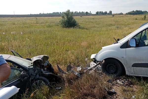 Машины от удара изрядно покорежило Машины от удара изрядно покорежило