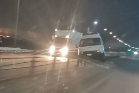 Скорая повисла на тросовом ограждении Скорая повисла на тросовом ограждении