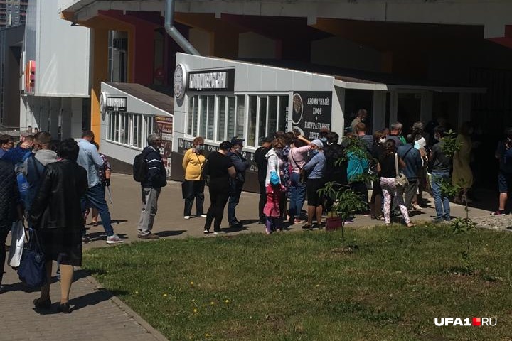 Люди в толпе не сильно обеспокоены соблюдением дистанции Люди в толпе не сильно обеспокоены соблюдением дистанции