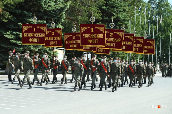 Сотни военных в форме и масках прошли со знаменами фронтов Великой Отечественной войны Сотни военных в форме и масках прошли со знаменами фронтов Великой Отечественной войны