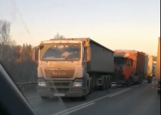 «Скончался на месте»: новые подробности ДТП с тремя грузовиками и легковушкой в Ярославской области