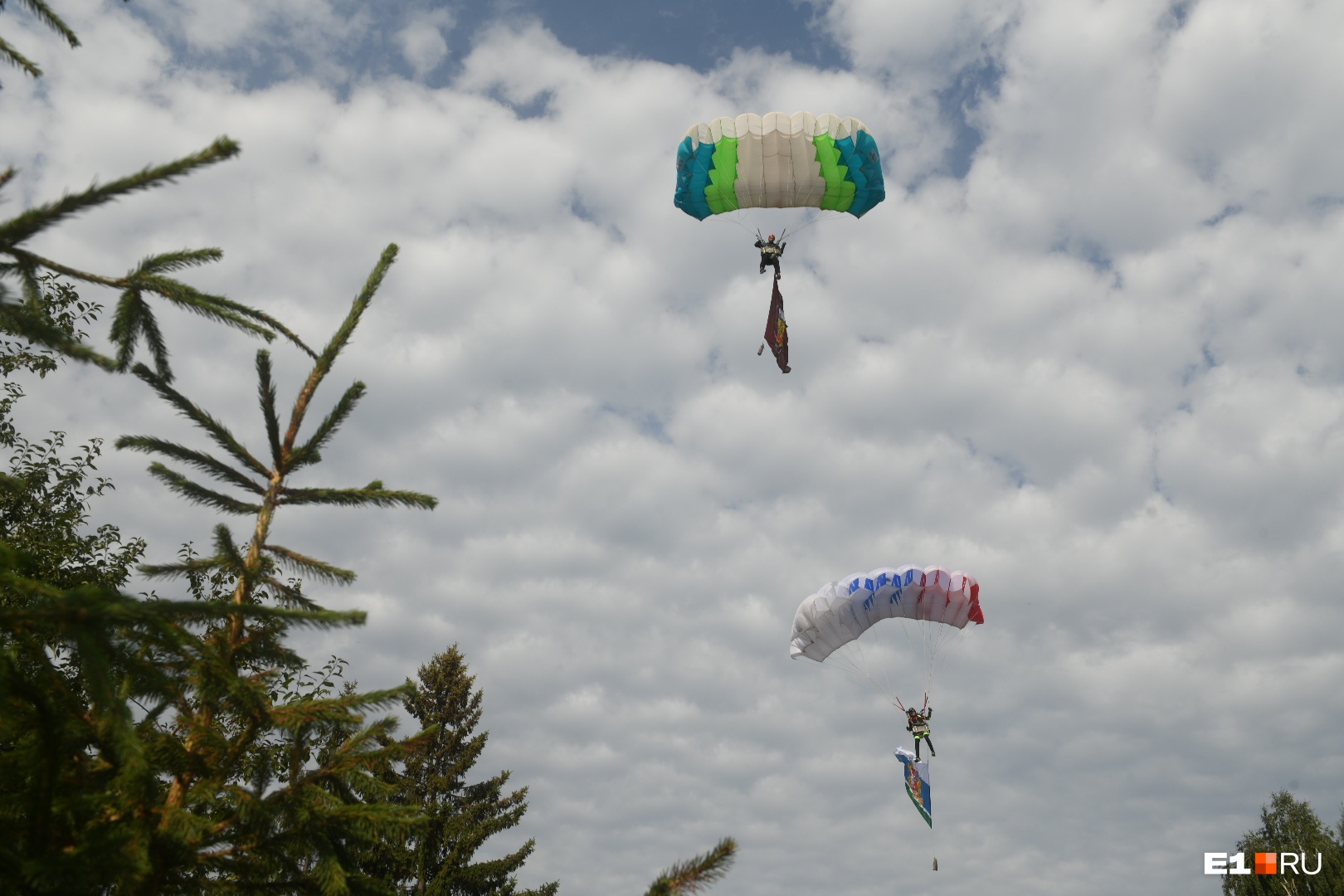 Десять парашютистов приземлились на площадке у «Космоса». Фоторепортаж со Дня ВДВ