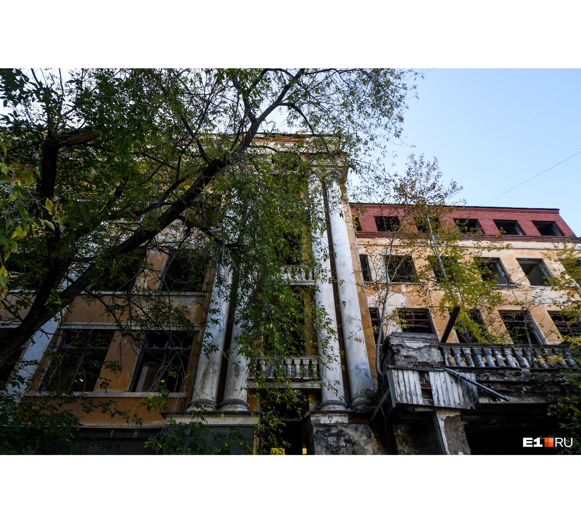 Внутри здания стойкий запах гари Внутри здания стойкий запах гари