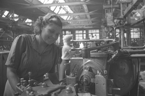 Револьверщица завода им. Ворошилова, З. Сапрыкина 1946 г. Револьверщица завода им. Ворошилова, З. Сапрыкина 1946 г.