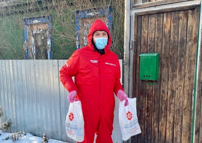 Волонтеры разносят продуктовые наборы Волонтеры разносят продуктовые наборы
