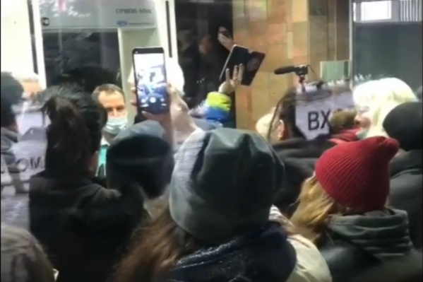 Новокузнечане с самого утра требовали встречи с мэром Сергеем Кузнецовым Новокузнечане с самого утра требовали встречи с мэром Сергеем Кузнецовым