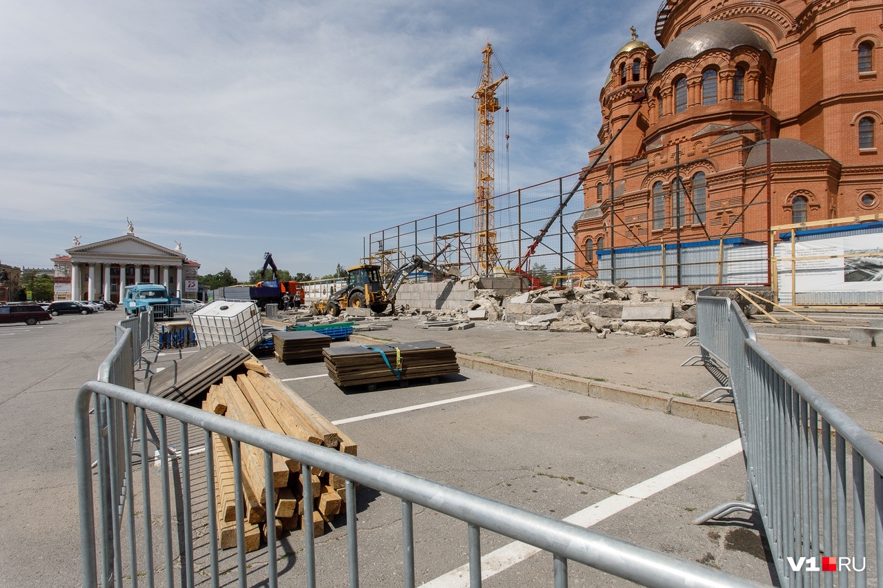Место сноса огорожено Место сноса огорожено