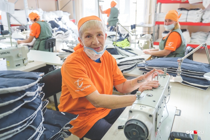 Людмила Мальгина тоже из числа экс-заключенных, она работает на фабрике с февраля