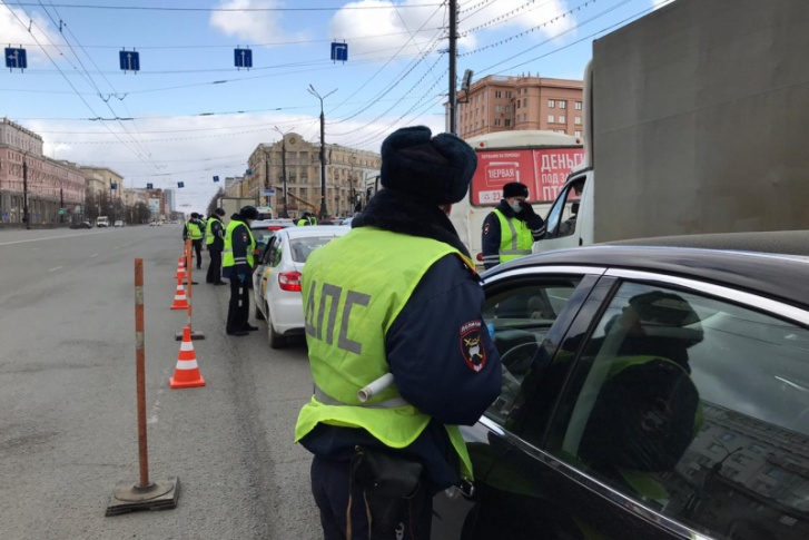 Сотрудники ГИБДД останавливают все машины Сотрудники ГИБДД останавливают все машины