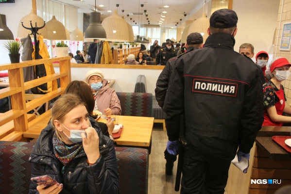 После того как в столовой появились проверяющие, некоторые посетители вынужденно надели маски После того как в столовой появились проверяющие, некоторые посетители вынужденно надели маски