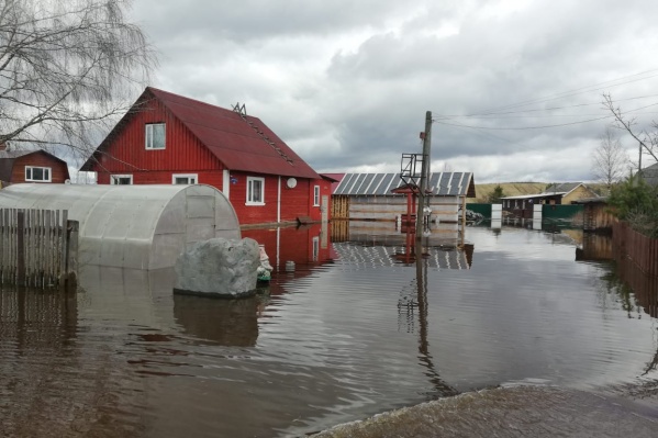 Вода затопила огороды, передвигаются жители по таким участкам на моторных лодках Вода затопила огороды, передвигаются жители по таким участкам на моторных лодках