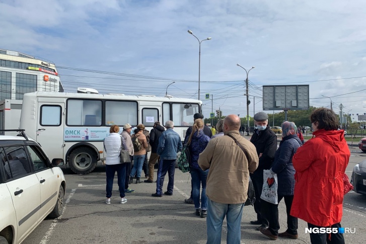Очередь за бесплатными прививками у ТЦ «Фестиваль» Очередь за бесплатными прививками у ТЦ «Фестиваль»