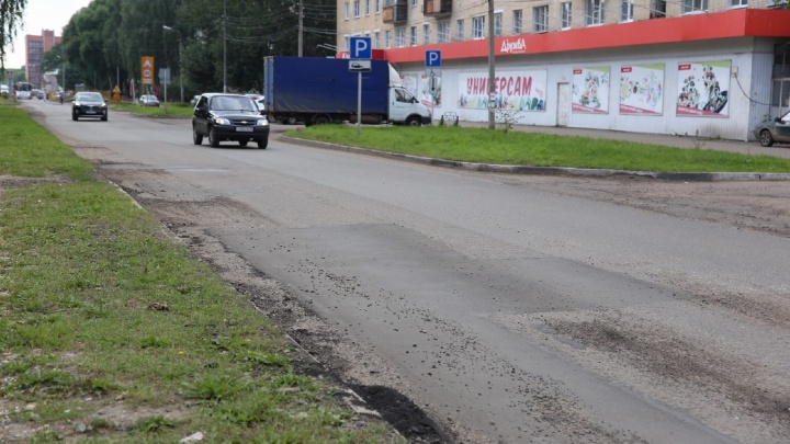 «Это как мёртвому припарка»: в Ярославле на разбитой улице делают ремонт. Но зря