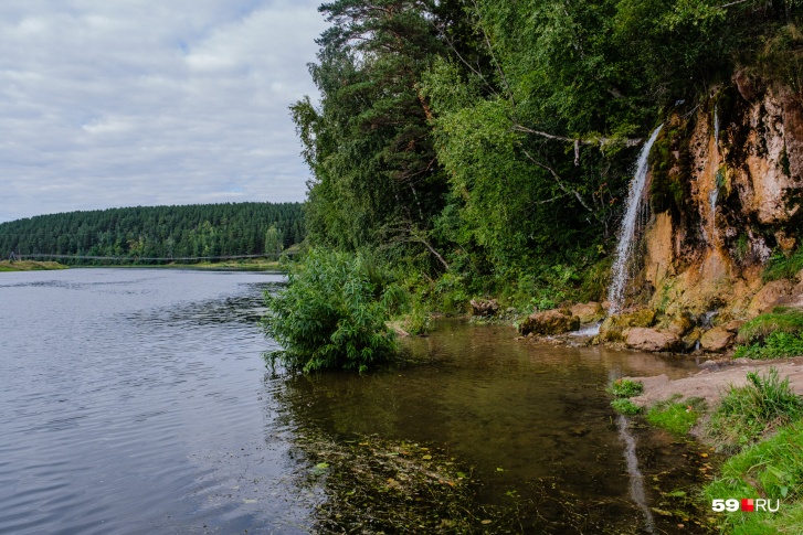 Справа водопад Плакун, слева — ведущий к нему висячий мост Справа водопад Плакун, слева — ведущий к нему висячий мост