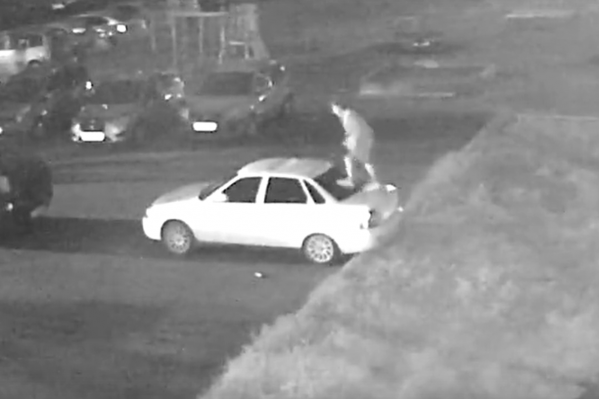 Вандал попал на камеры видеонаблюдения Вандал попал на камеры видеонаблюдения