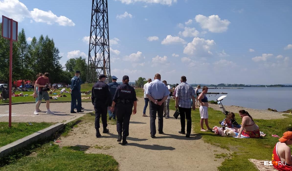 Вместе с сотрудниками МЧС в рейд вышли полицейские Вместе с сотрудниками МЧС в рейд вышли полицейские 