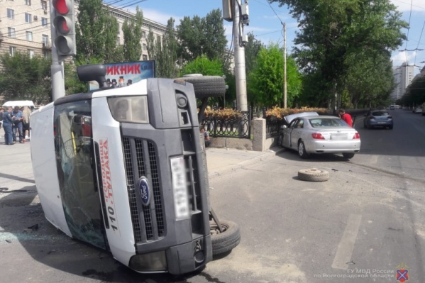 В маршрутке пострадали трое пассажиров В маршрутке пострадали трое пассажиров