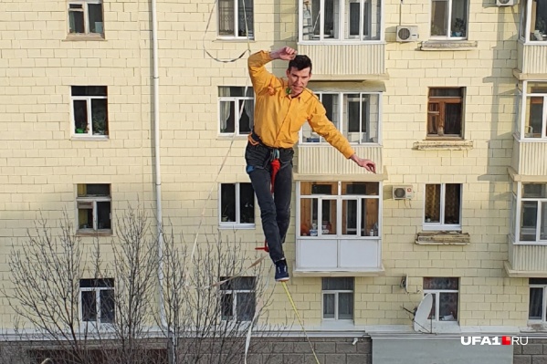 По канату Сергей шел с цветком в зубах По канату Сергей шел с цветком в зубах 