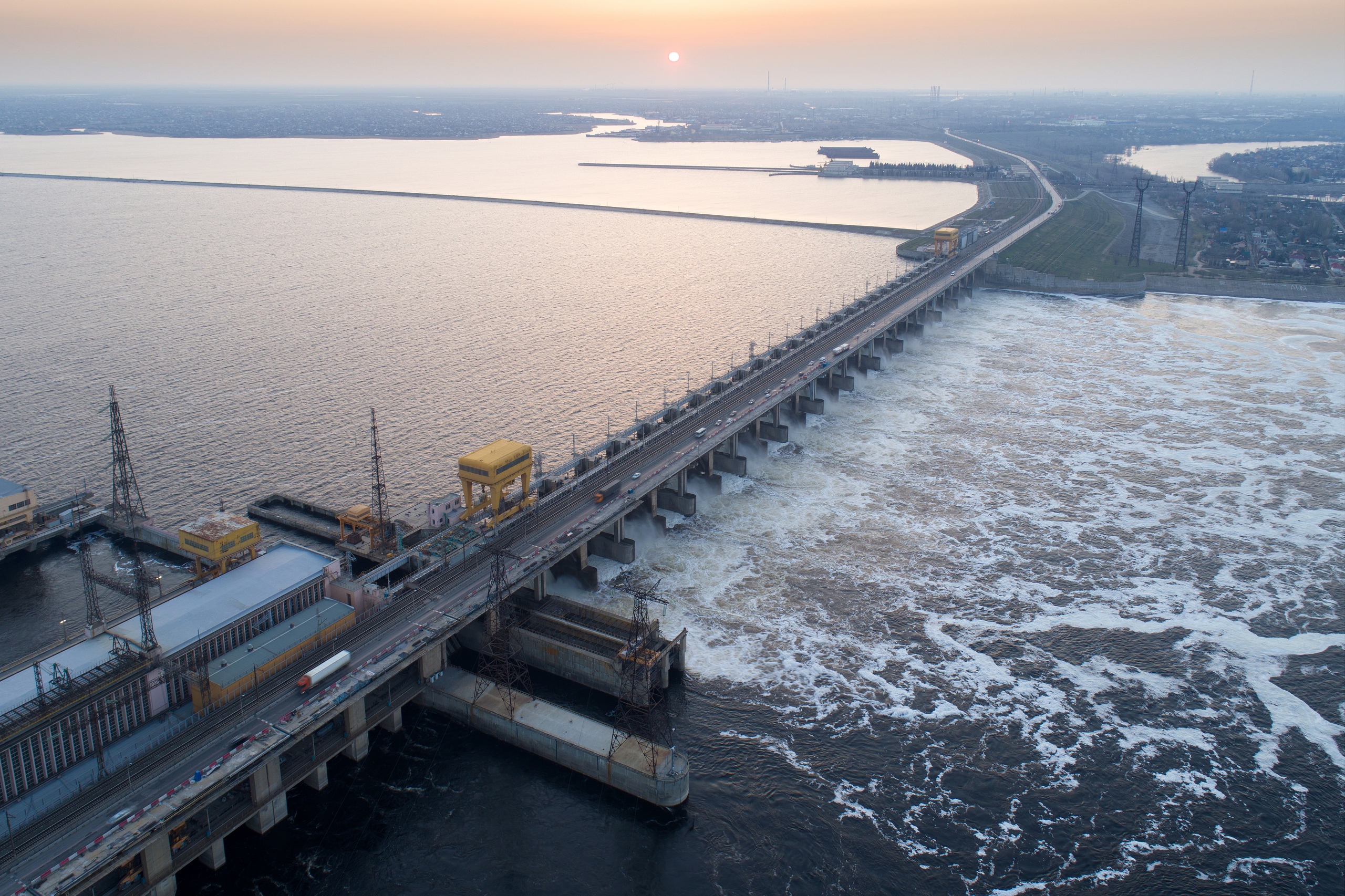 Вода в волге волгоград. Волжская ГЭС. Волгоградская водохранилище Волжская ГЭС. Плотина ГЭС Волгоград.