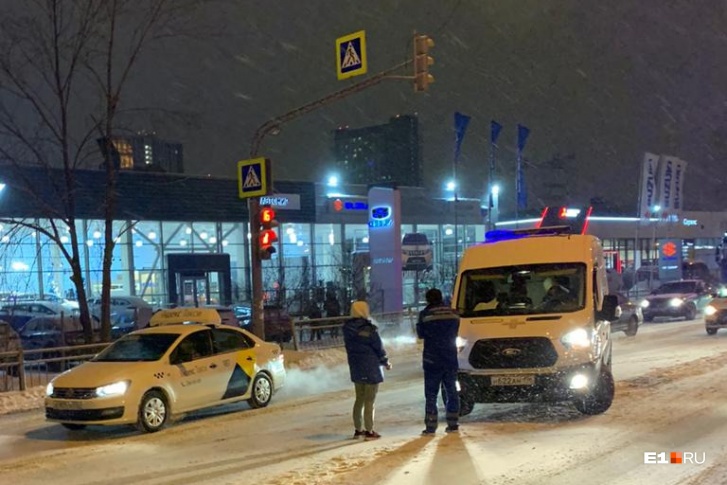 Авария произошла на пешеходном переходе Авария произошла на пешеходном переходе