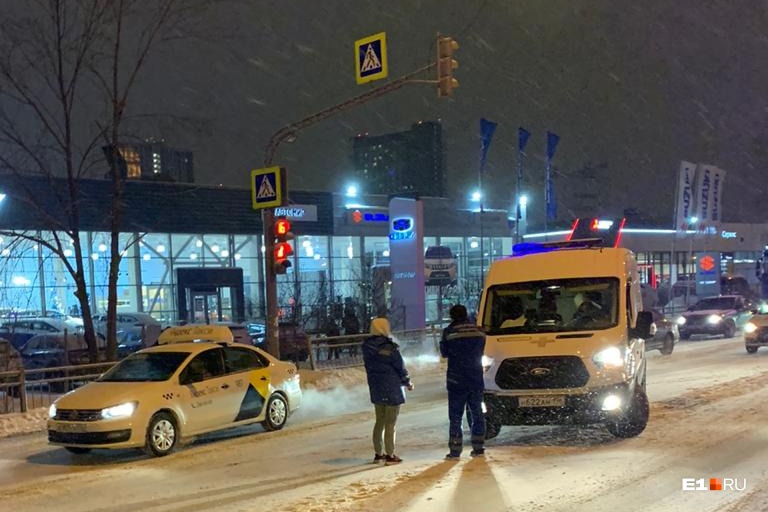 На полном ходу «Газель» пронеслась на красный: в Екатеринбурге насмерть сбили мужчину на пешеходном переходе