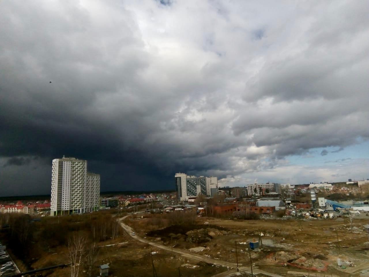 Небо заволокло тучами: эффектные кадры непогоды в Екатеринбурге