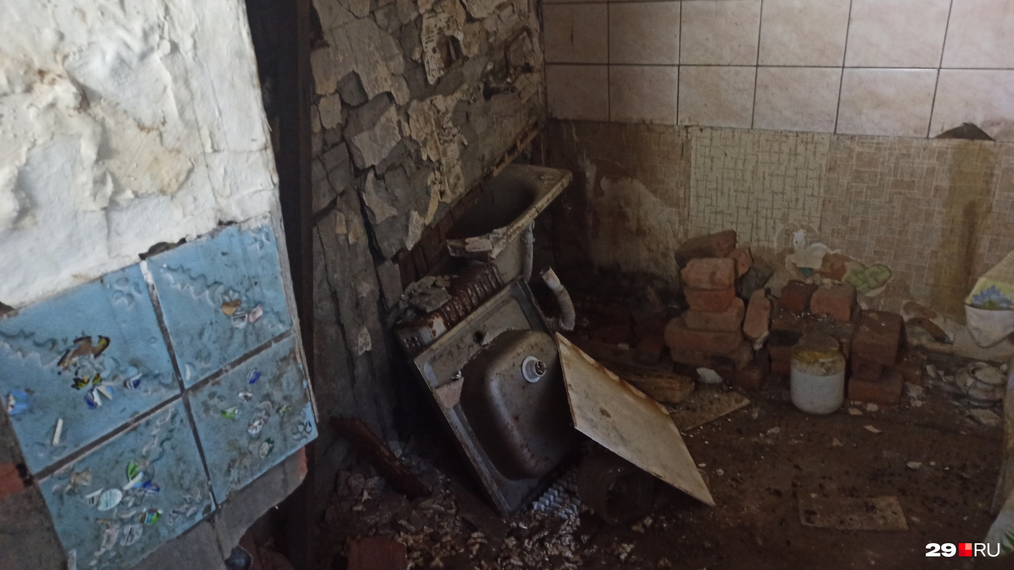 Это кухня. В дыру в стене видно ванную Это кухня. В дыру в стене видно ванную