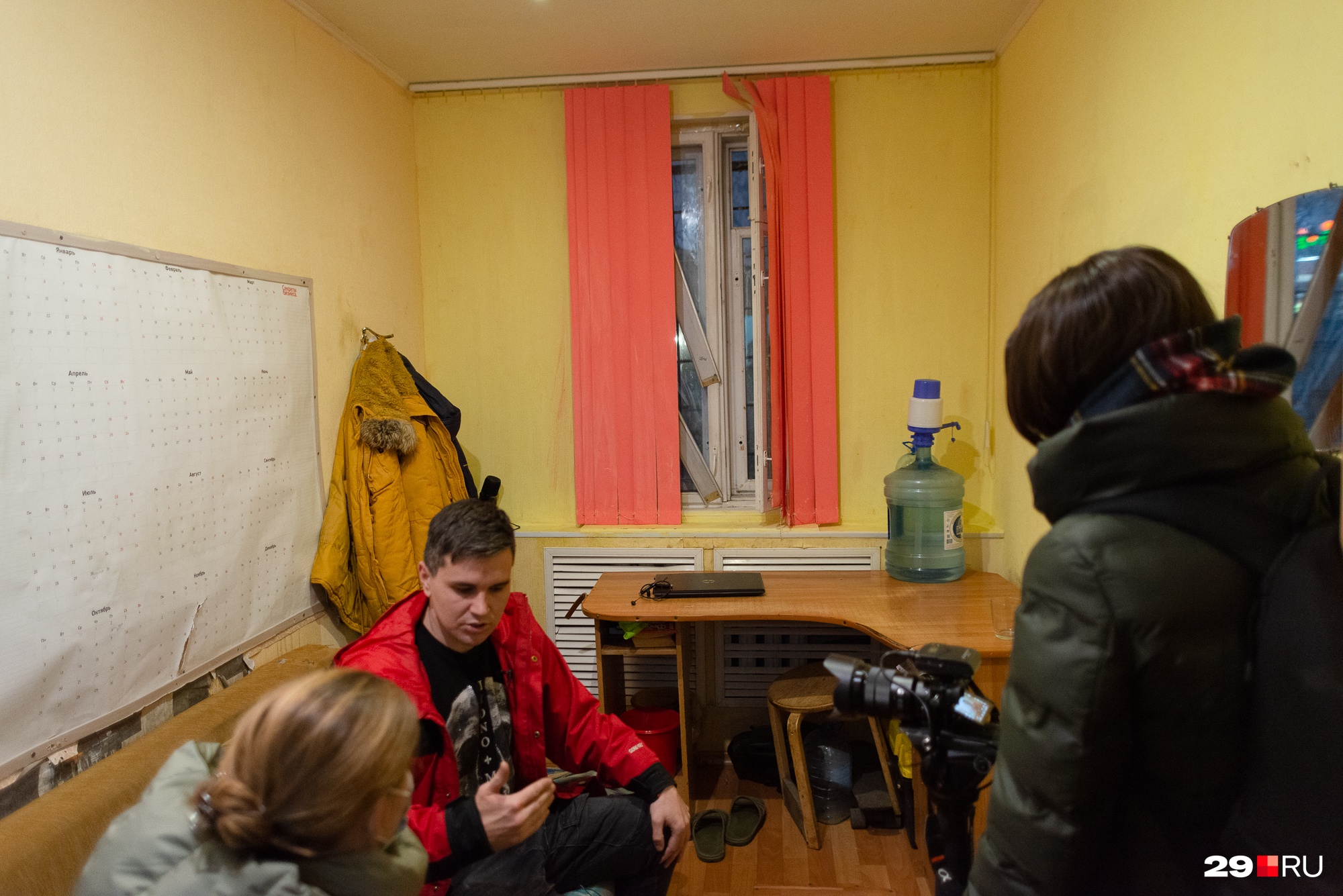 Несколько соседних таких же маленьких комнат в этом доме сдают за 5–7 тысяч рублей в месяц. Максим же платит только за коммуналку — это 2 тысячи зимой и тысячу летом