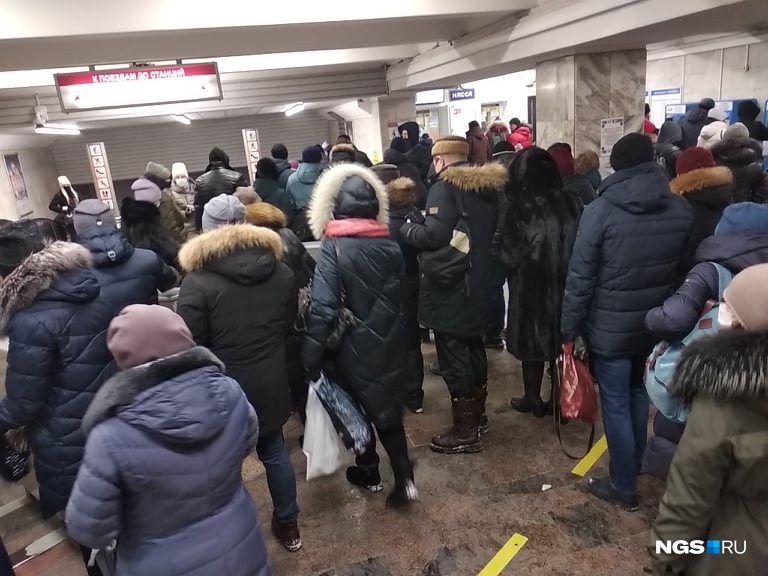 При входе на самые популярные станции метро было не протолкнуться При входе на самые популярные станции метро было не протолкнуться