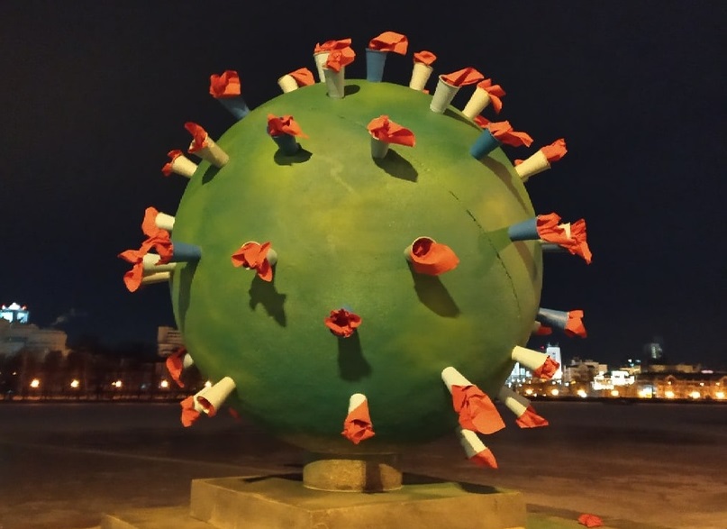 В Екатеринбурге уличные художники превратили гранитные шары на набережной в «коронавирусы»