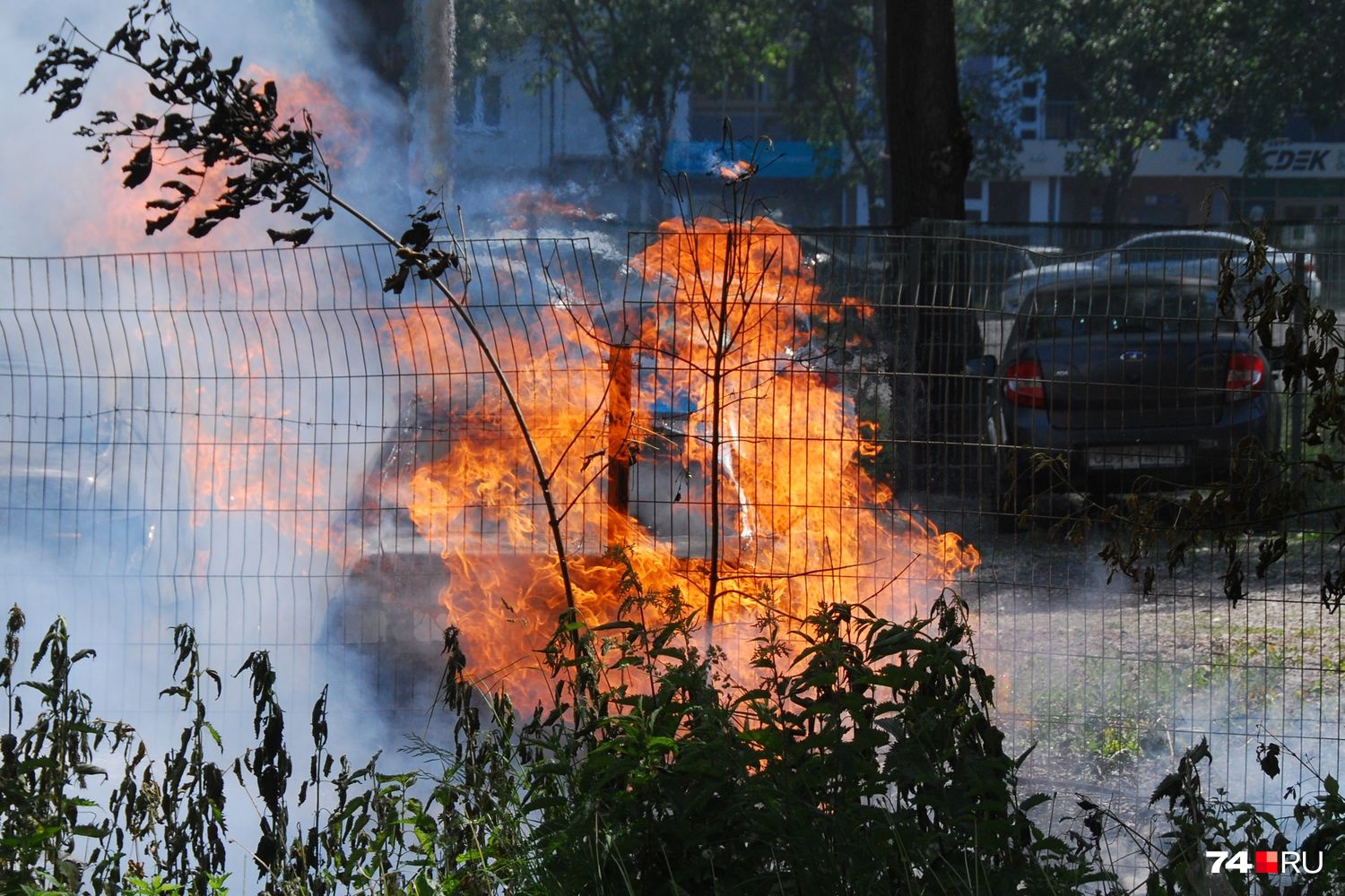 Во дворе на Северо-Западе Челябинска сгорели три машины. Всё началось с тополиного пуха