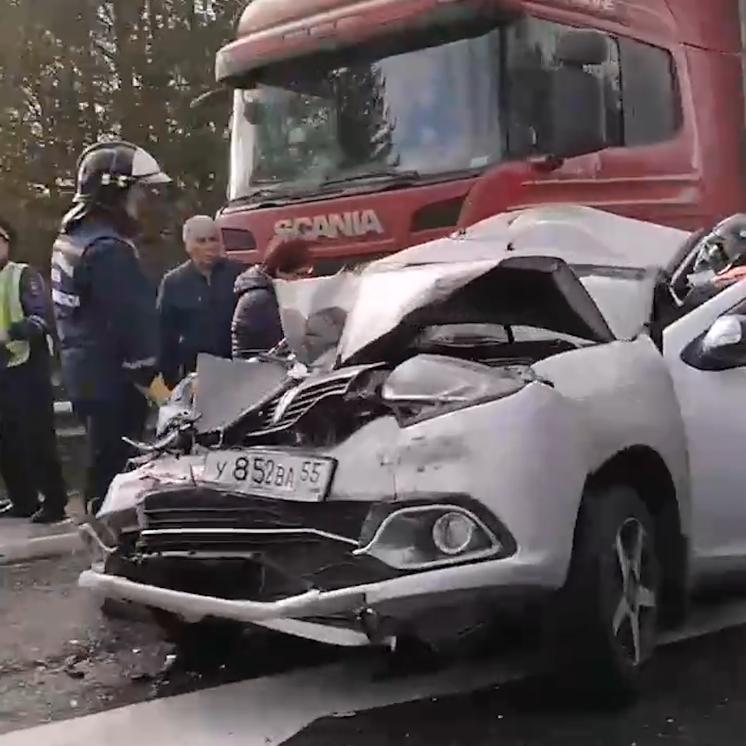 Судя по номерам, пострадавший Renault — из Омский области Судя по номерам, пострадавший Renault — из Омский области 