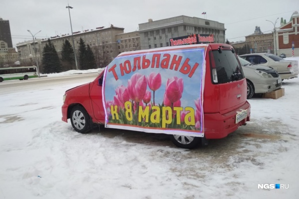 Найти тюльпаны сегодня не проблема — украшенные машины стоят вдоль дорог по всему городу Найти тюльпаны сегодня не проблема — украшенные машины стоят вдоль дорог по всему городу
