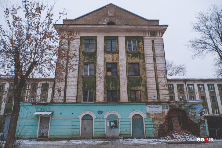 Аварийное здание на Уральской, 110 решили реконструировать и разместить там школу