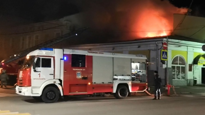 «Полыхает сильно»: в центре Ярославля загорелось кафе