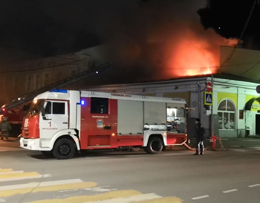 «Полыхает сильно»: в центре Ярославля загорелось кафе