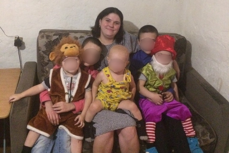 «Жизнь только начала налаживаться»: подробности о матери, погибшей с пятью детьми в ночном пожаре