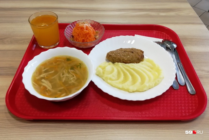 На обед детям дают суп и основное блюдо