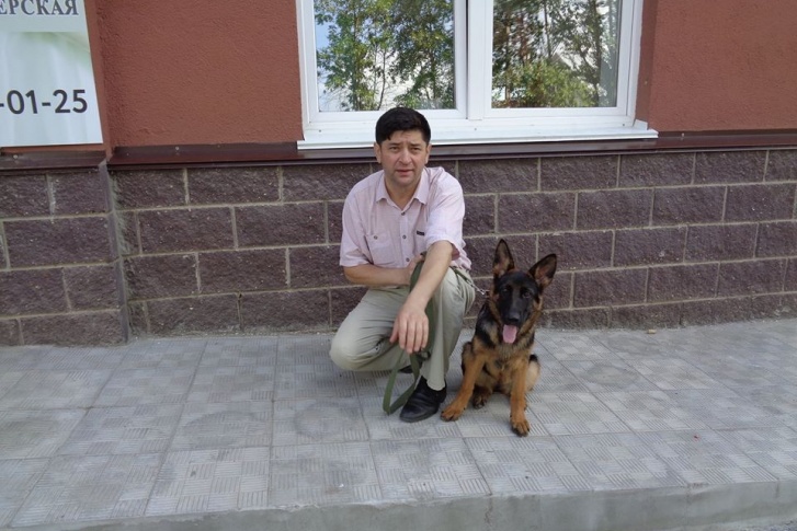 На фото — Урал Хамзин. Почти две недели назад его отец скончался от коронавируса, с его слов