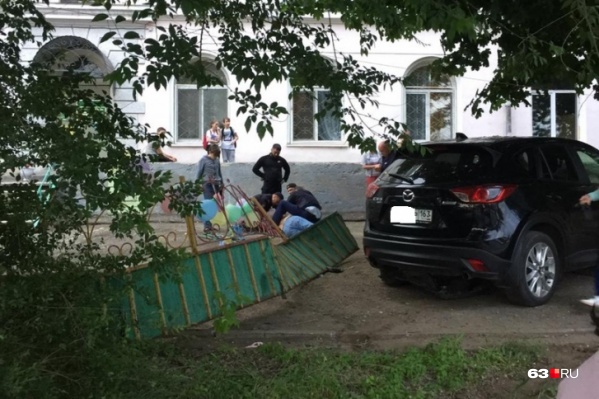 На место происшествия сбежались прохожие На место происшествия сбежались прохожие