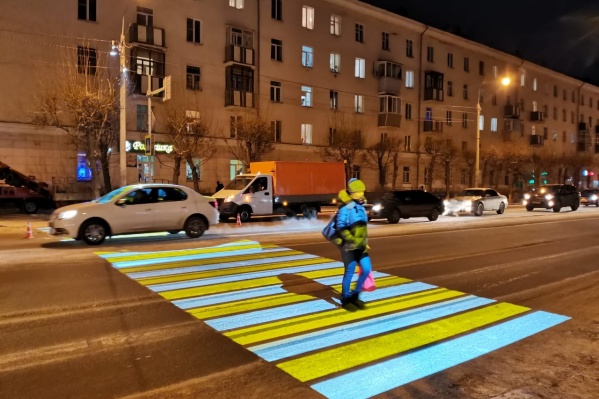 Мальчик, который попал под машину на этом переходе в октябре, в декабре торжественно нажал на пульт и включил новый переход Мальчик, который попал под машину на этом переходе в октябре, в декабре торжественно нажал на пульт и включил новый переход
