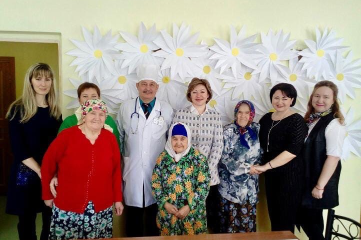На фото Ленара Иванова запечатлена с постояльцами государственных интернатов для пожилых <br> На фото Ленара Иванова запечатлена с постояльцами государственных интернатов для пожилых <br>